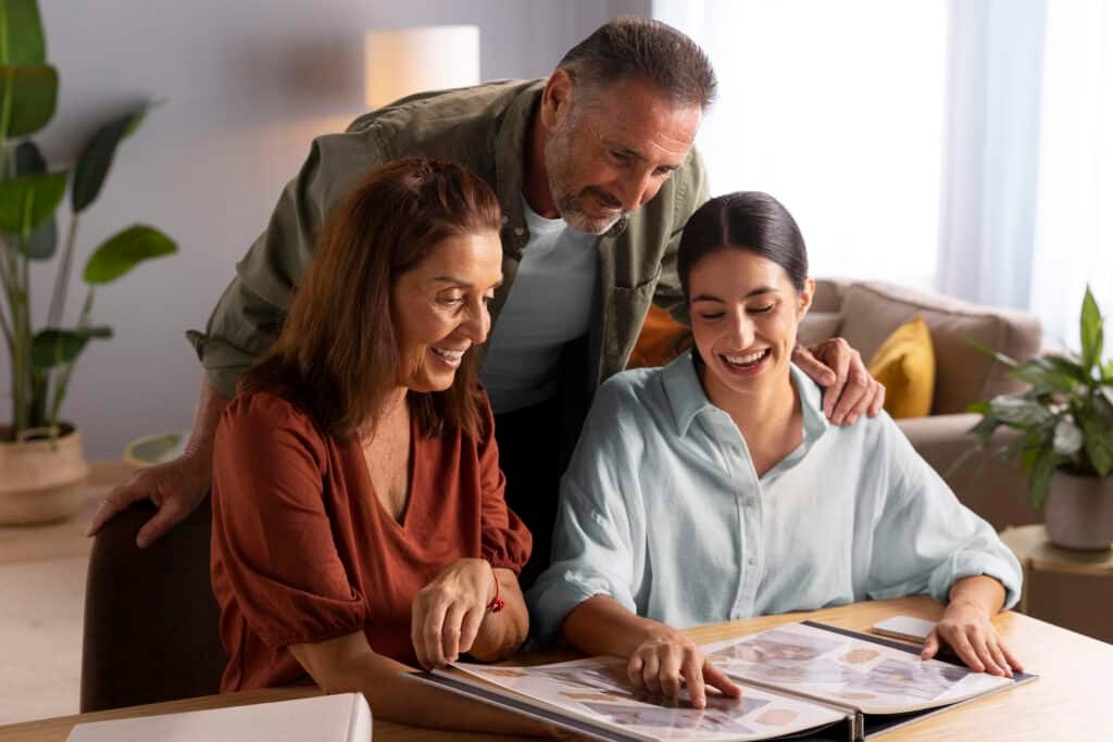 “Familia revisando con un asesor las ventajas de contratar un seguro con salud desde casa.”